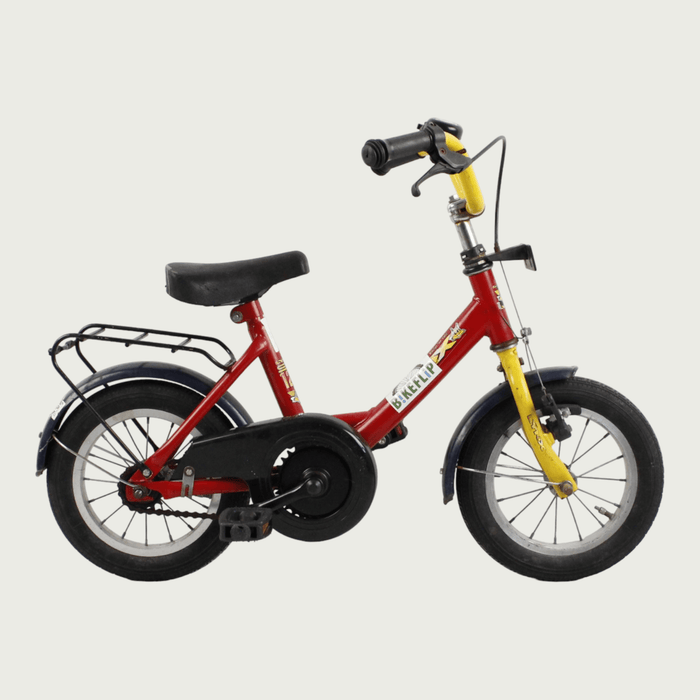 12.101 - BikeFlip. Dynamische kinderfiets, 12 inch fiets, terugtraprem en handrem, zijwieltjes, rode fiets, kabelslot