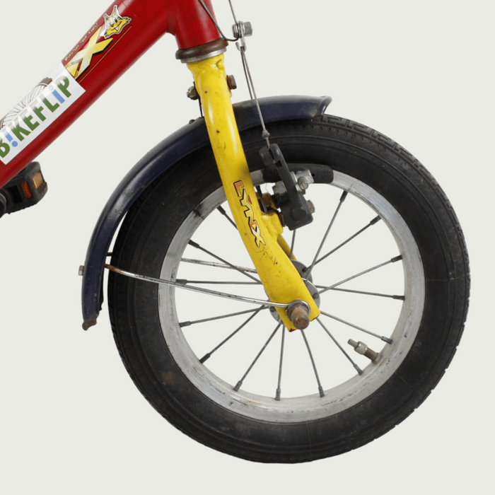 12.101 - BikeFlip. Dynamische kinderfiets, 12 inch fiets, terugtraprem en handrem, zijwieltjes, rode fiets, kabelslot