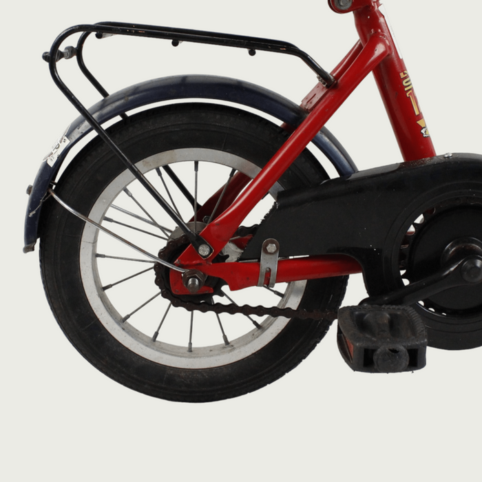 12.101 - BikeFlip. Dynamische kinderfiets, 12 inch fiets, terugtraprem en handrem, zijwieltjes, rode fiets, kabelslot