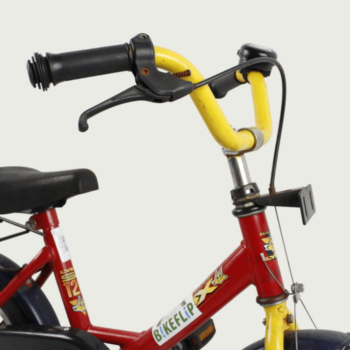 12.101 - BikeFlip. Dynamische kinderfiets, 12 inch fiets, terugtraprem en handrem, zijwieltjes, rode fiets, kabelslot