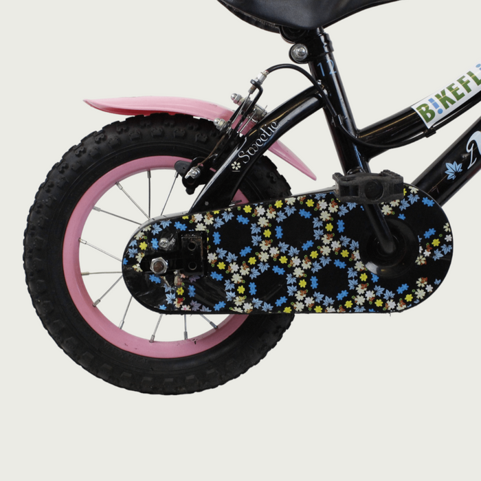 12.126 - BikeFlip, 12 inch kinderfiets, Frieda fiets, zwart roze kinderfiets, bloemetjes fiets, terugtraprem, handrem,