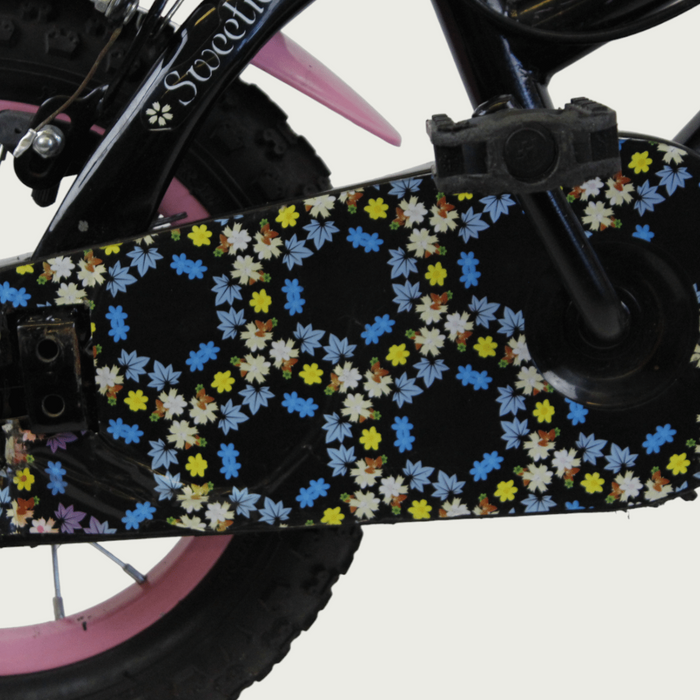 12.126 - BikeFlip, 12 inch kinderfiets, Frieda fiets, zwart roze kinderfiets, bloemetjes fiets, terugtraprem, handrem,