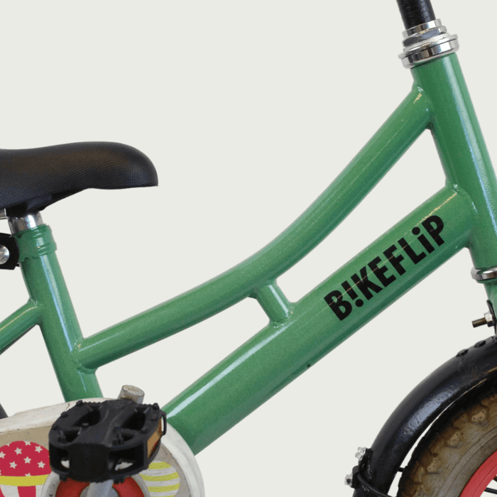 12.156 - BikeFlip, 12 inch kinderfiets, groene fiets, terugtraprem, zijwieltjes, avontuurlijke fiets, luchtballonnen