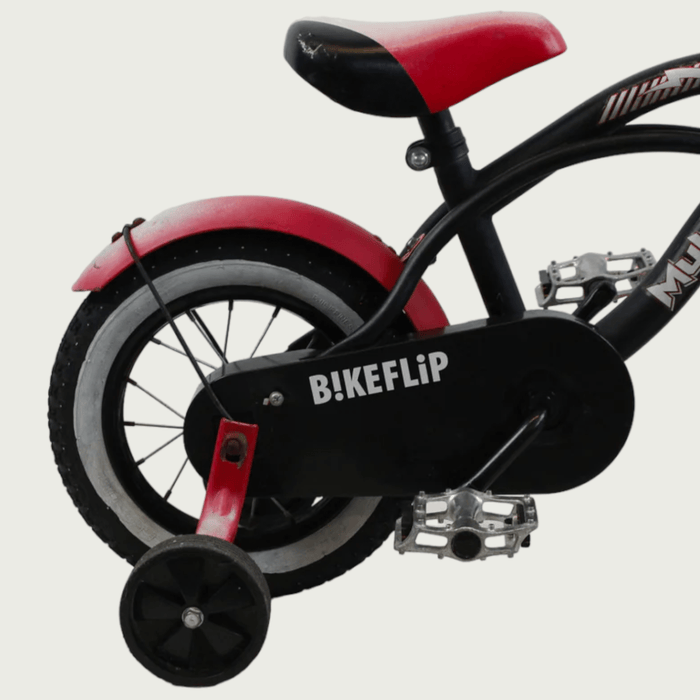12.158 - BikeFlip. 12 inch kinderfiets, zwarte fiets, rode accenten, terugtraprem, handrem, achterrekje, zijwieltjes