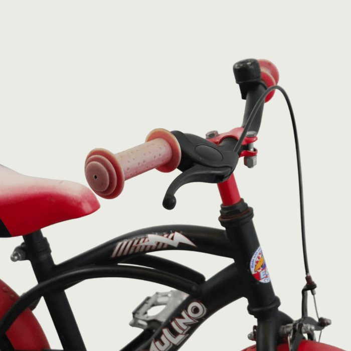 12.158 - BikeFlip. 12 inch kinderfiets, zwarte fiets, rode accenten, terugtraprem, handrem, achterrekje, zijwieltjes