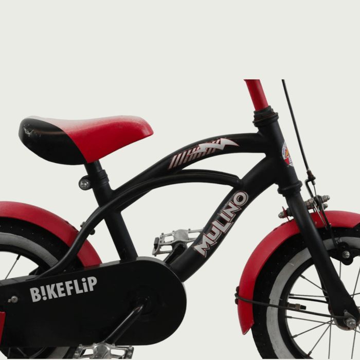 12.158 - BikeFlip. 12 inch kinderfiets, zwarte fiets, rode accenten, terugtraprem, handrem, achterrekje, zijwieltjes