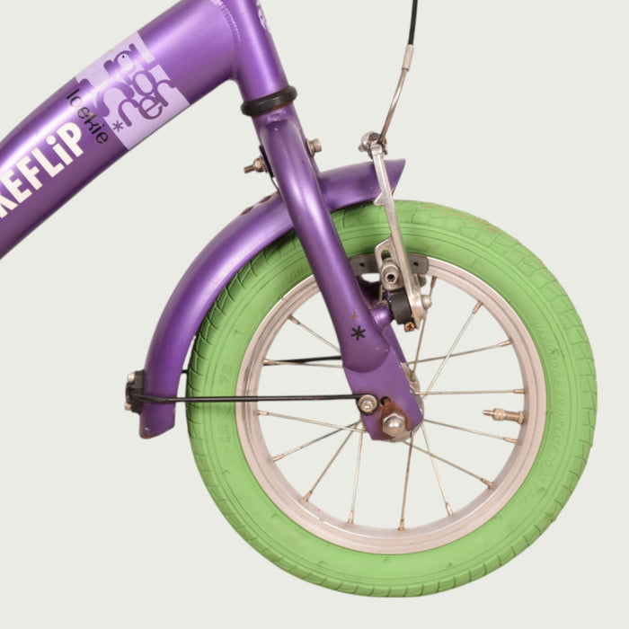 Paarse Loekie kinderfiets, 12 inch. Met een groene fietsband.