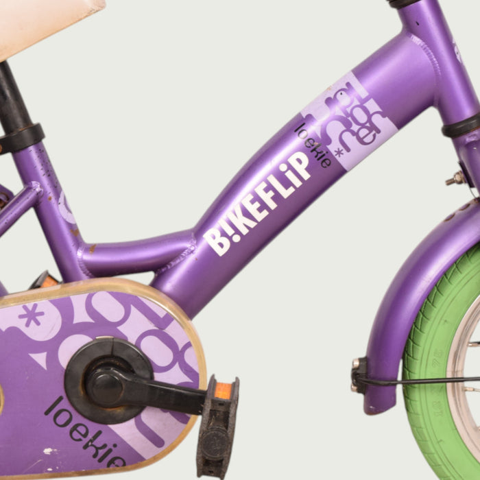 Paarse Loekie kinderfiets, 12 inch. Met een groene fietsband.