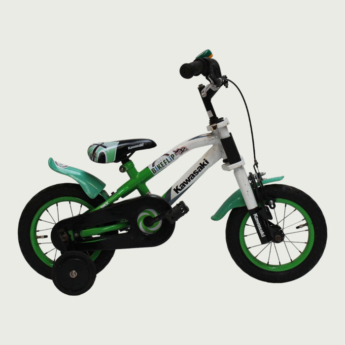 12.37 - BikeFlip, Kawasaki fiets, 12 inch, fiets, wit groen zwart fiets, terugtraprem, handrem, zijwieltjes, stoer