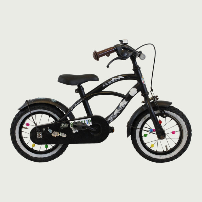12.38 - BikeFlip, 12 inch, zwarte fiets, spaakkralen, terugtraprem, handrem, geen versnellingen, kabelslot, zijwieltjes