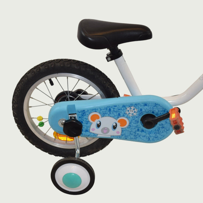 14.35 - BikeFlip 14 inch fiets, witte B-Twin kinderfiets, handremmen, geen versnellingen, kabelslot, beren kettingbeschermer.