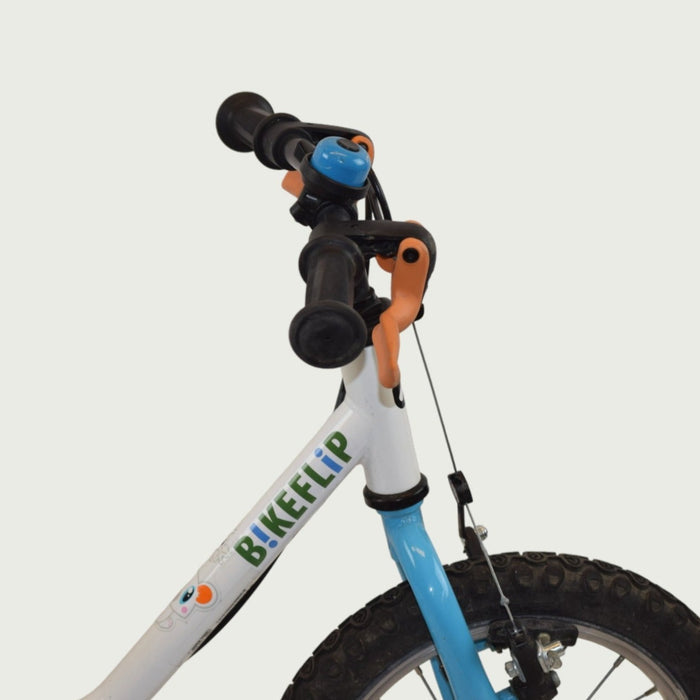 14.35 - BikeFlip 14 inch fiets, witte B-Twin kinderfiets, handremmen, geen versnellingen, kabelslot, beren kettingbeschermer.