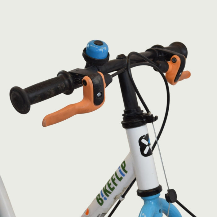 14.35 - BikeFlip 14 inch fiets, witte B-Twin kinderfiets, handremmen, geen versnellingen, kabelslot, beren kettingbeschermer.