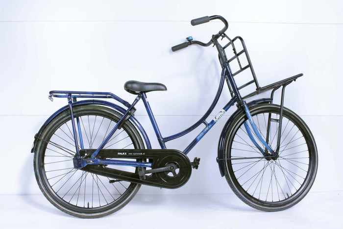 26.132 - BikeFlip, 26 inch omafiets met voordrager, terugtraprem, ringslot, siliconen verlichting, zwart met blauwe accenten