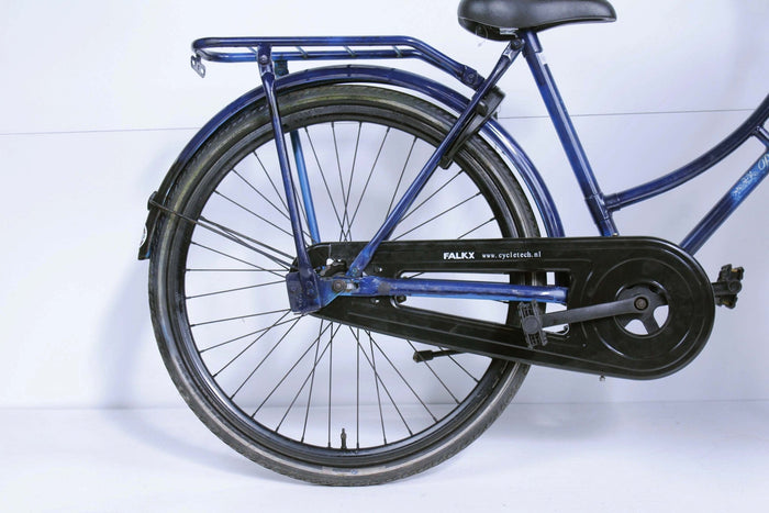 26.132 - BikeFlip, 26 inch omafiets met voordrager, terugtraprem, ringslot, siliconen verlichting, zwart met blauwe accenten
