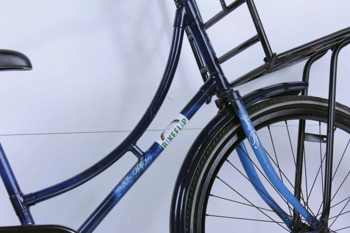 26.132 - BikeFlip, 26 inch omafiets met voordrager, terugtraprem, ringslot, siliconen verlichting, zwart met blauwe accenten