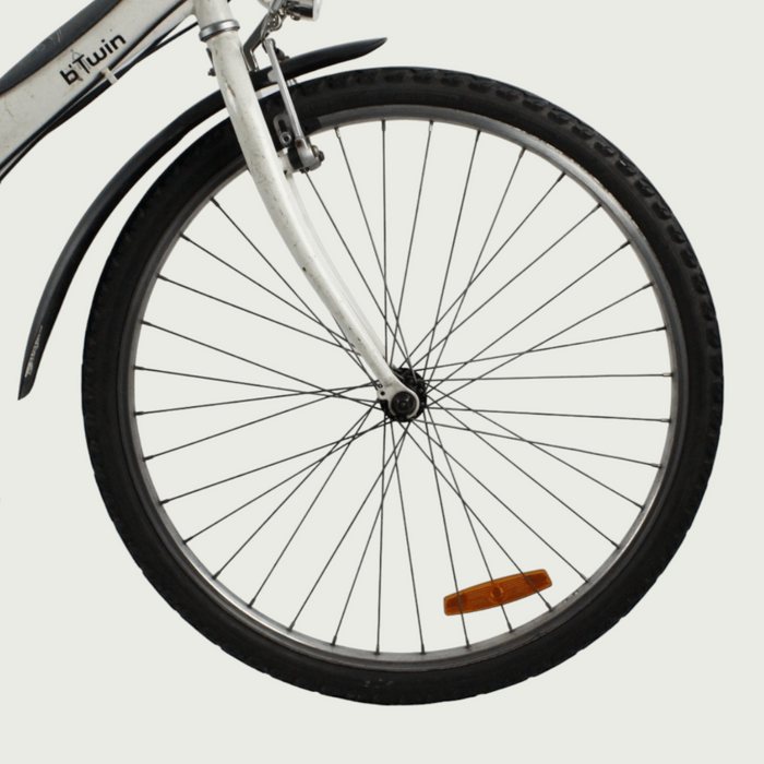 26.13 - BikeFlip, 26 inch sportfiets, derailleur, handremmen, kabelslot, vaste verlichting, wit fiets