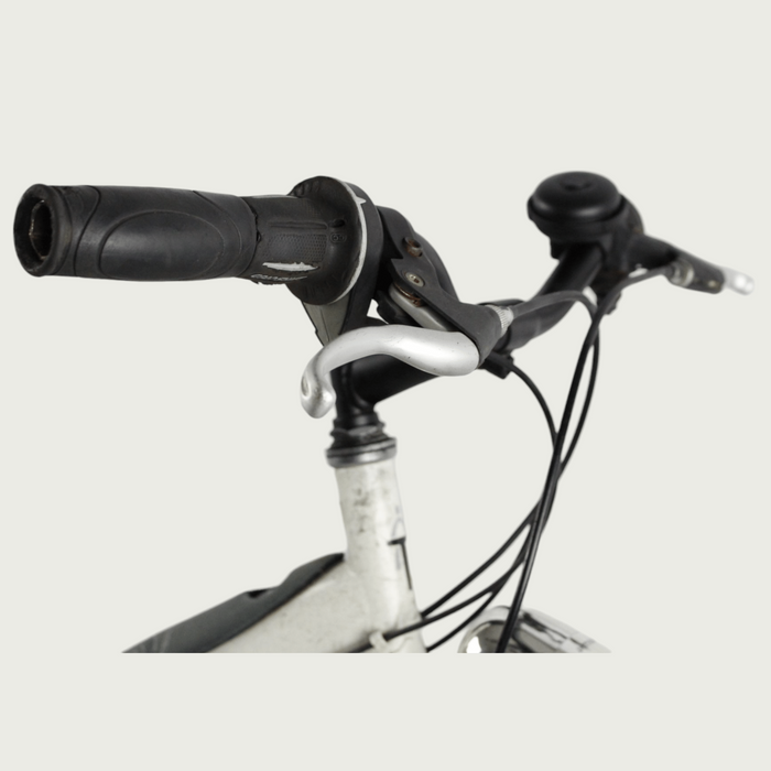 26.13 - BikeFlip, 26 inch sportfiets, derailleur, handremmen, kabelslot, vaste verlichting, wit fiets