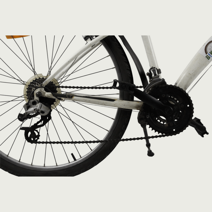 26.13 - BikeFlip, 26 inch sportfiets, derailleur, handremmen, kabelslot, vaste verlichting, wit fiets